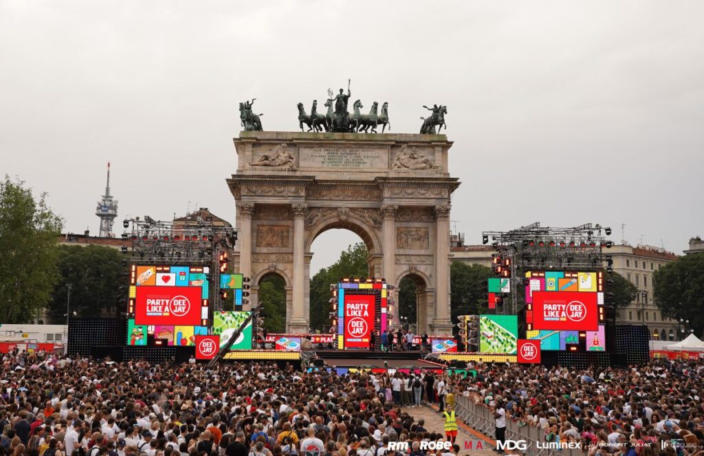 PARTY LIKE A DEEJAY: LE TECNOLOGIE DISTRIBUITE DA RM MULTIMEDIA ILLUMINANO L’ARCO DELLA PACE A MILANO